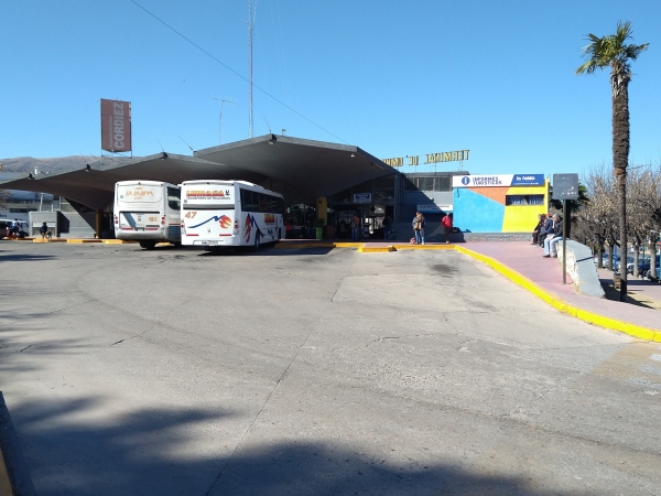 Tras cinco d&iacute;as sin servicio, levantan el paro de interurbanos