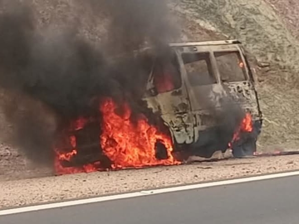 Una Combi se incendi&oacute; por completo en la Autov&iacute;a de Punilla