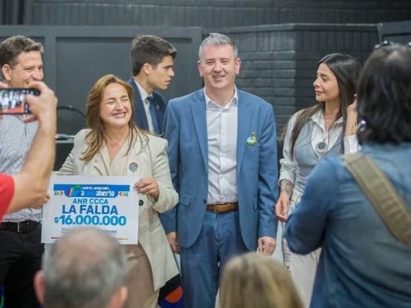Visita de la vicegobernadora a La Falda: aporte econ&oacute;mico para el cuartel de Bomberos y para un proyecto comercial