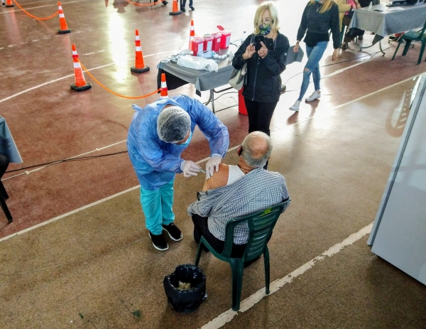 COVID-19: este martes llegan a La Falda 145 vacunas de Sinopharm