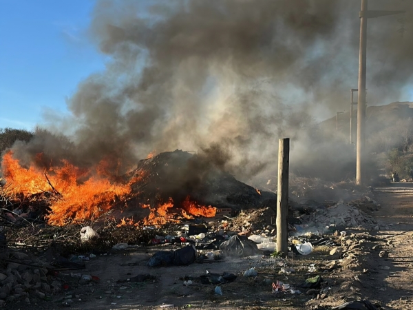 Bomberos combaten incendio en un basural clandestino de Valle Hermoso