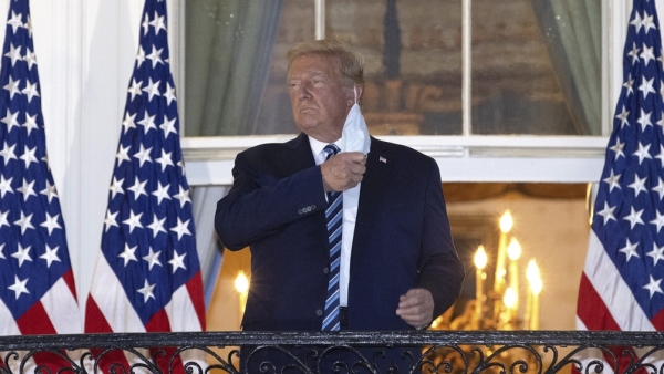 Trump fue dado de alta y se quit&oacute; el barbijo para saludar al ingresar a la Casa Blanca