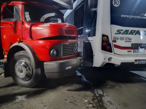 Terminal de La Falda: a un cami&oacute;n estacionado le salt&oacute; el cambio y embisti&oacute; a un colectivo