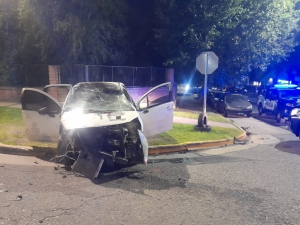 Carlos Paz: escap&oacute; de un control en un auto robado, choc&oacute; y fue detenido