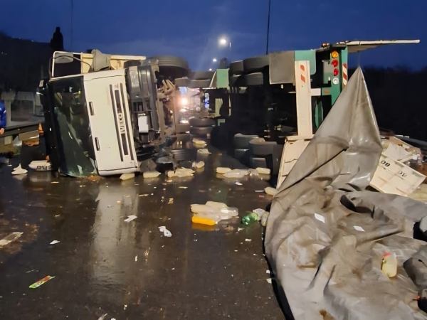 Un cami&oacute;n cargado con gaseosas volc&oacute; en el acceso a Carlos Paz