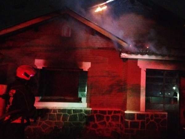 Bomberos extinguieron un incendio de magnitud en una vivienda de Valle Hermoso