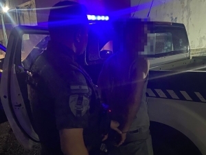 Santa Mar&iacute;a de Punilla: lo encontraron dentro de un auto ajeno y termin&oacute; detenido tras reaccionar a los golpes