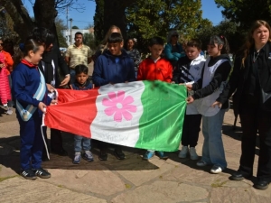 Emoci&oacute;n por el primer izamiento de la Bandera Oficial de Villa Giardino