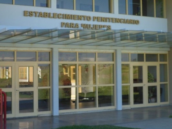 Cambió de género en la cárcel de Bower y violó a tres internas