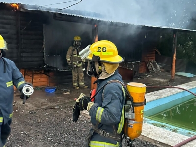 Una vivienda se incendi&oacute; por completo en Cosqu&iacute;n
