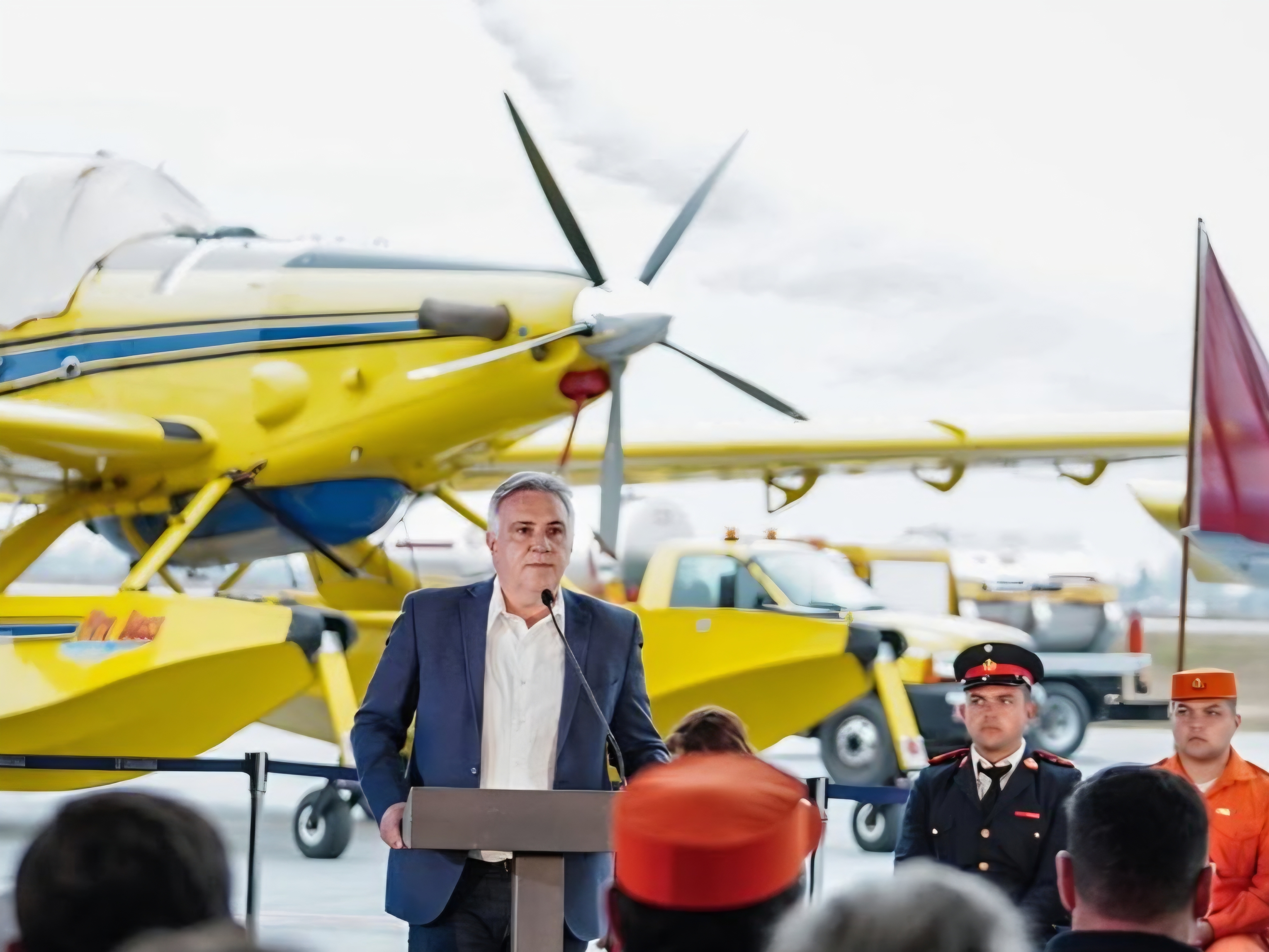 ICórdoba suma un avión y dos helicópteros para la lucha contra el fuego