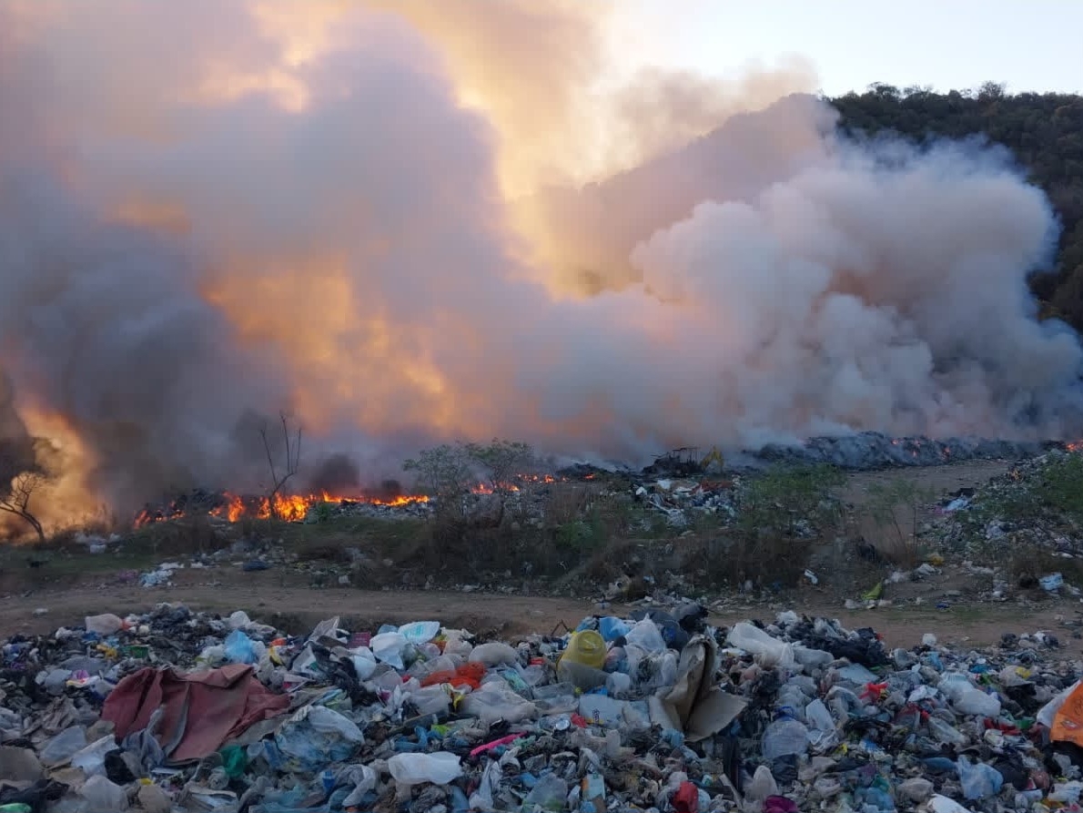 IBomberos combaten un incendio en el basural de Valle Hermoso