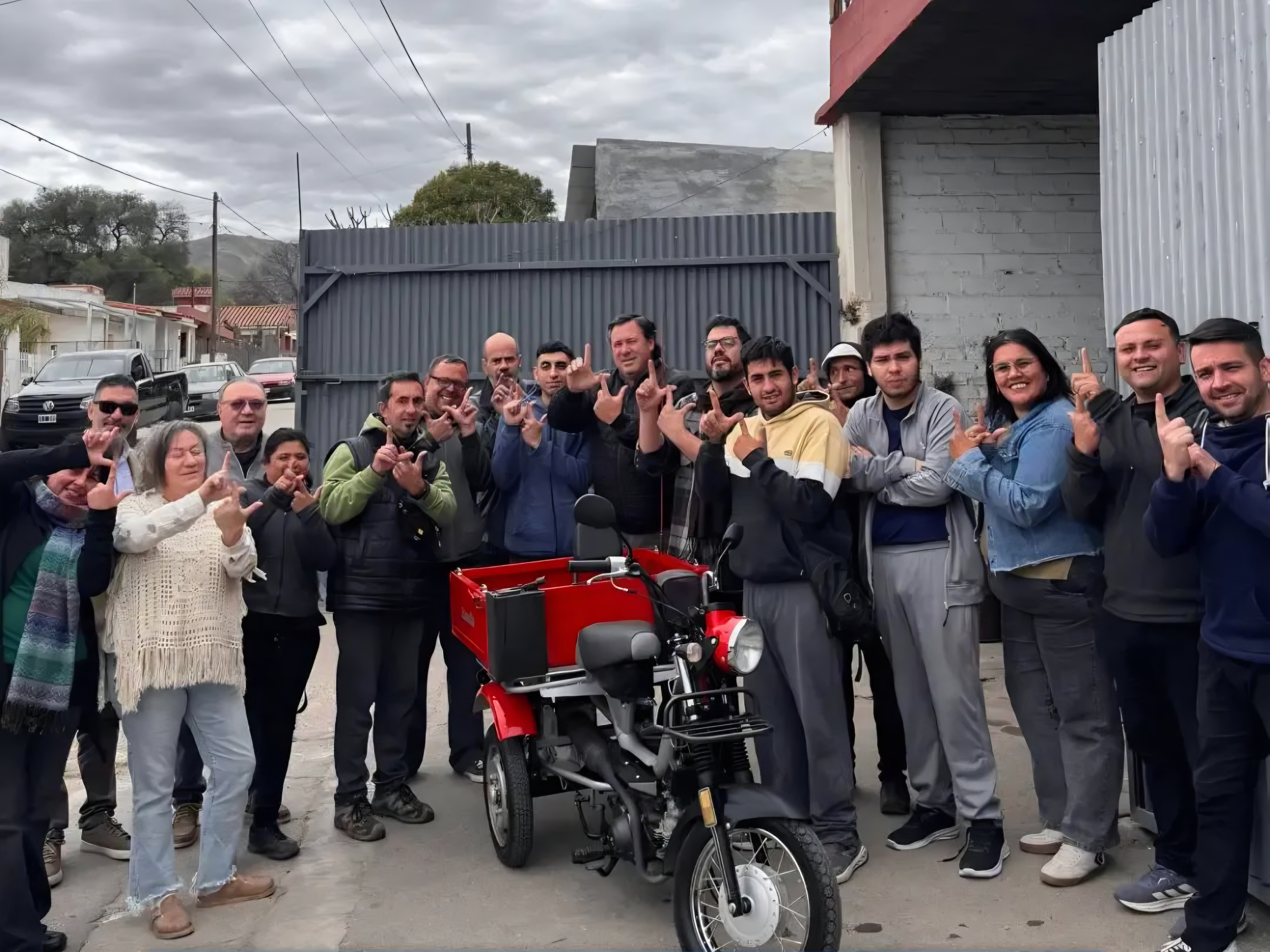 IHuerta Grande: por iniciativa de un vecino y con el apoyo de la Municipalidad, se logró la donación de un vehículo a Luciérnagas Serranas