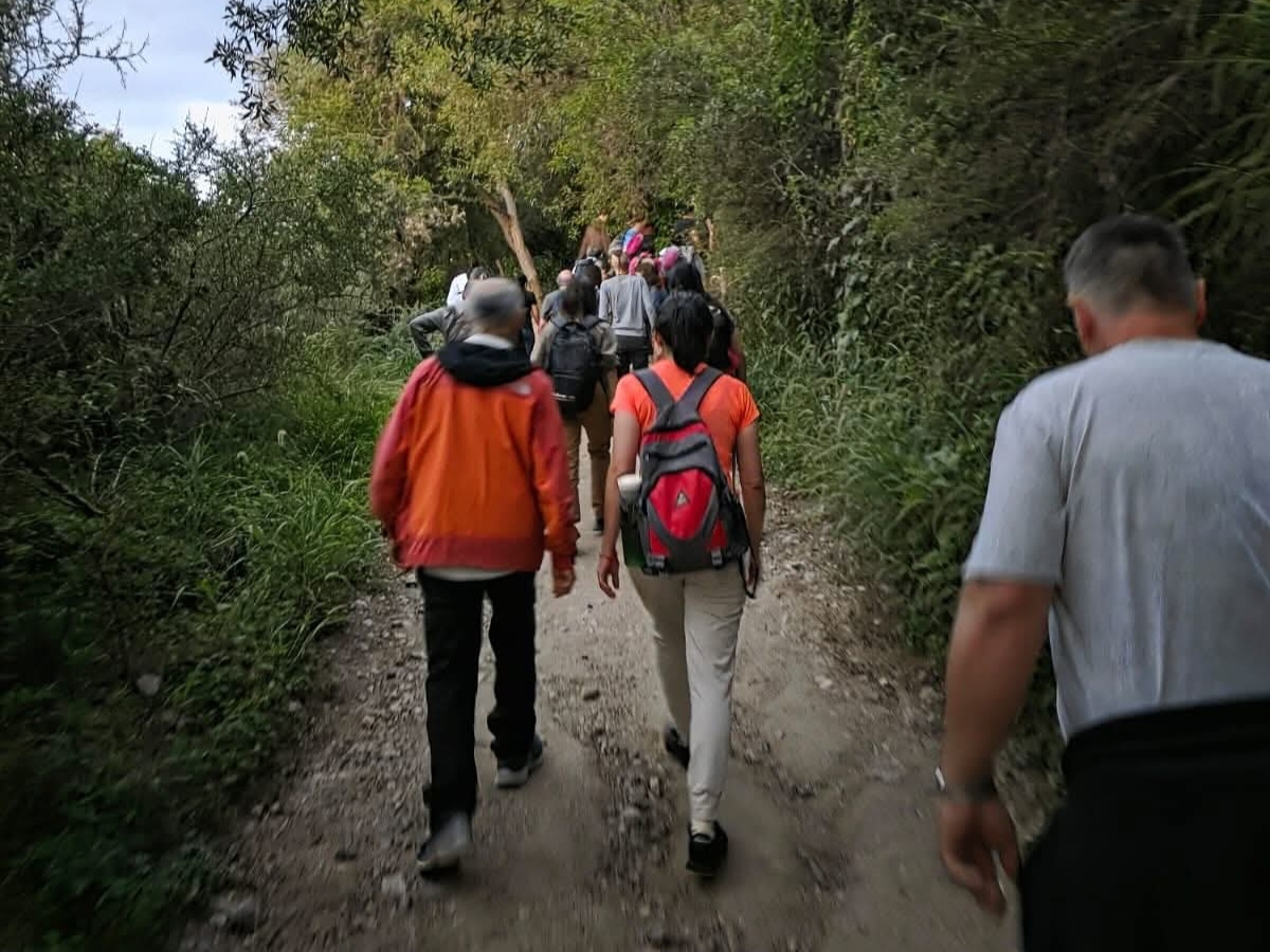 ISenderismo nocturno en La Cumbre: una caminata solidaria bajo las estrellas