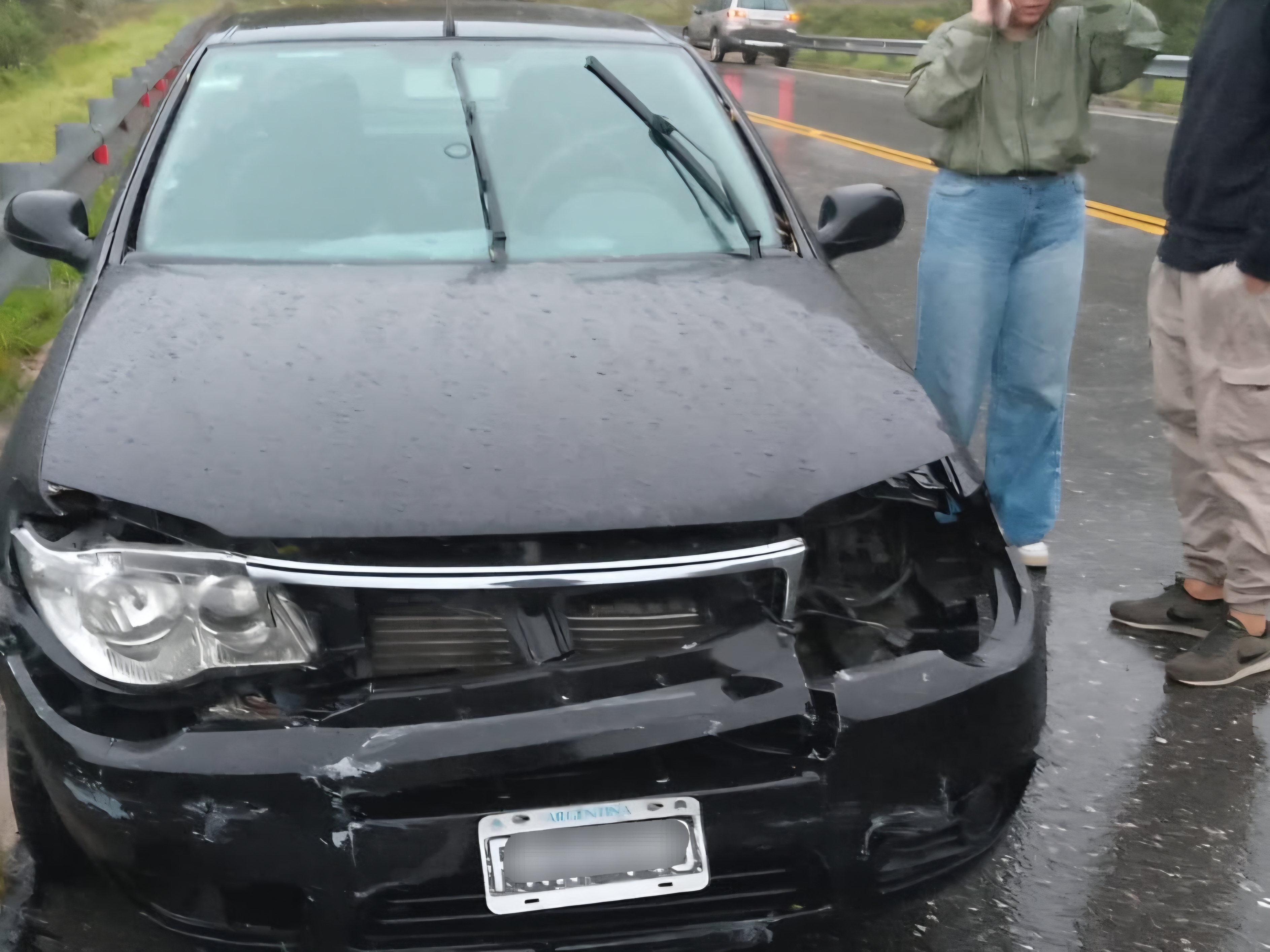 ICamino del Cuadrado: un auto despistó y terminó chocando contra un guardarraíl