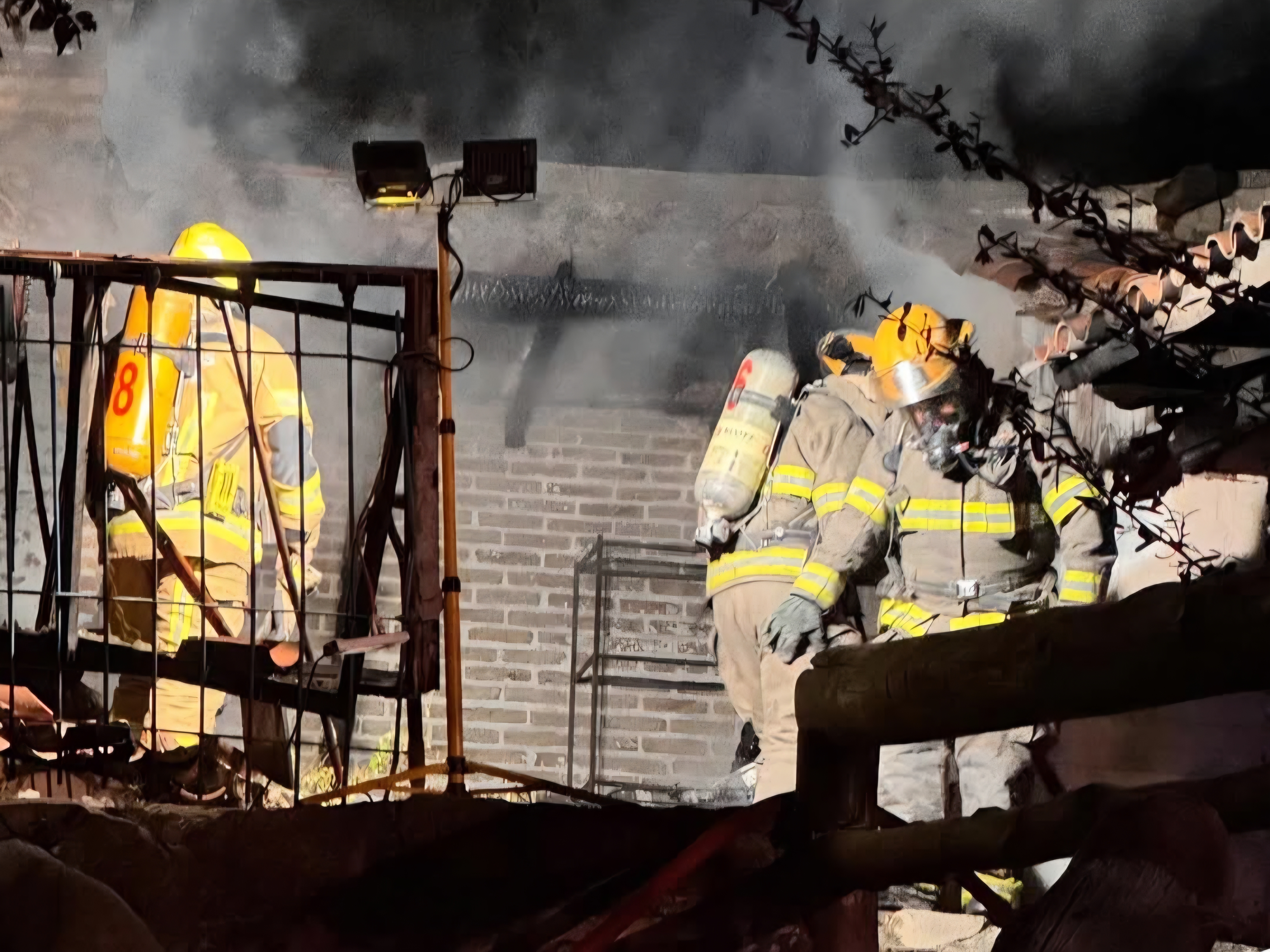 IBomberos extinguieron el incendio de una oficina del Complejo 7 Cascadas