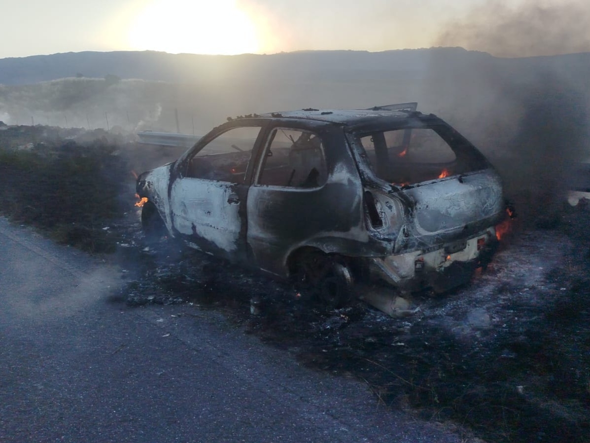 IUn automóvil se incendió en el viejo Camino a Copina y el fuego se extendió a pastizales