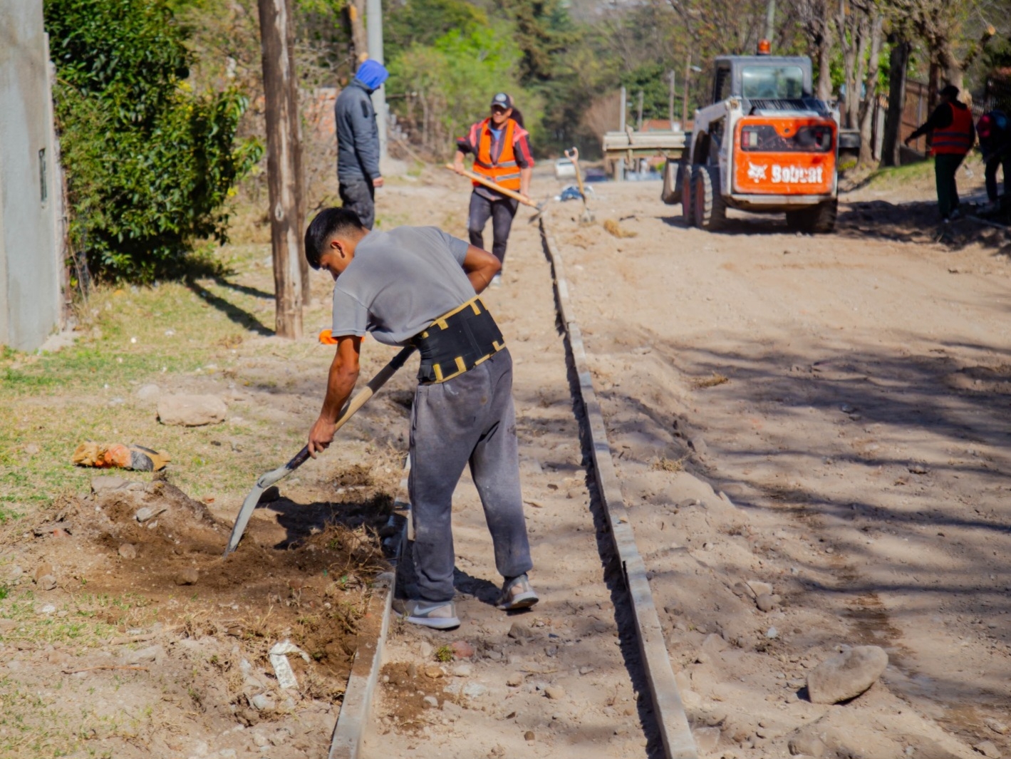 IContinúan las obras de adoquinado en calles de La Falda