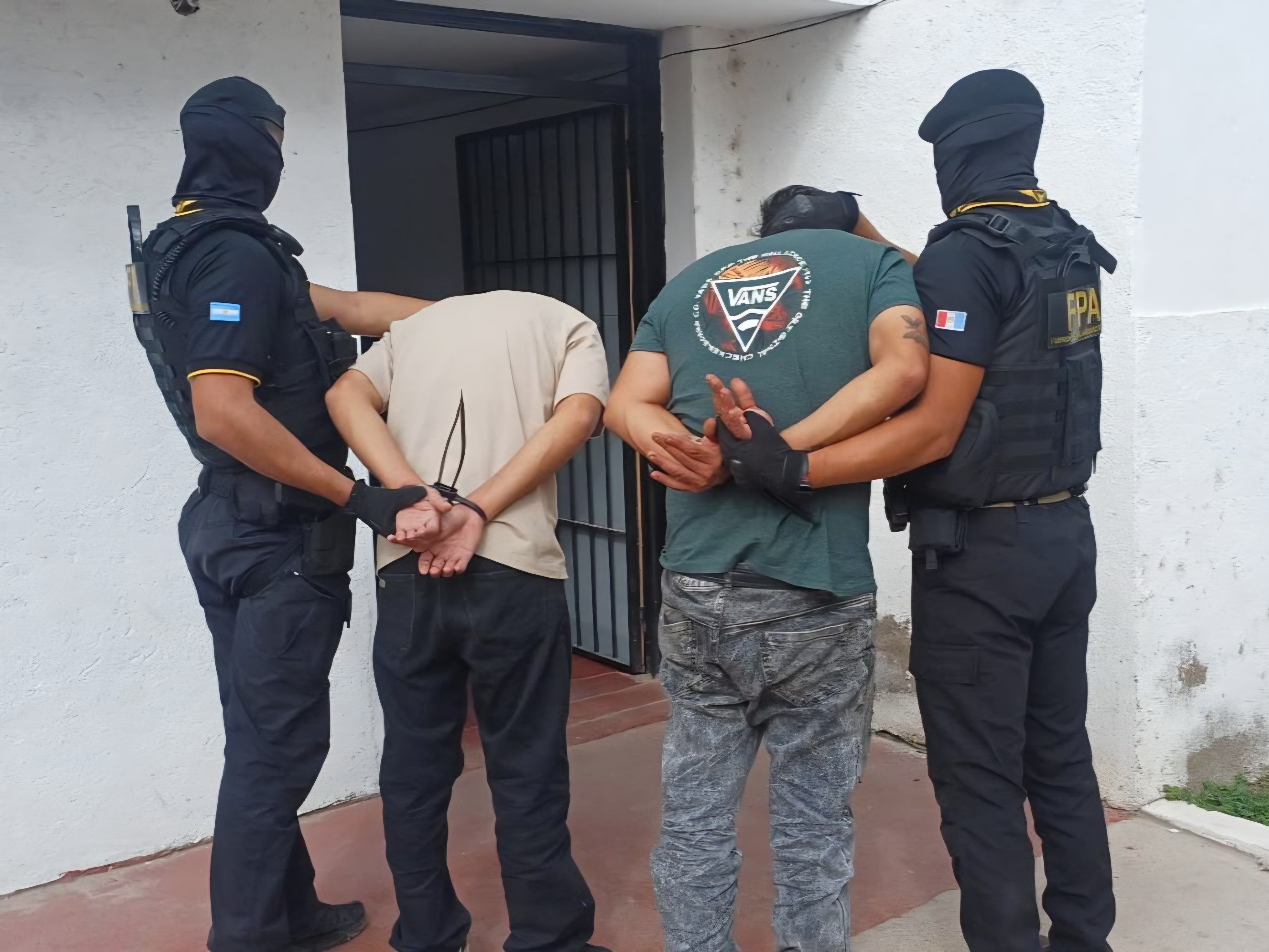 IIncautan cocaína y marihuana cerca de la cárcel de Cruz del Eje: hay dos detenidos, uno es policía federal