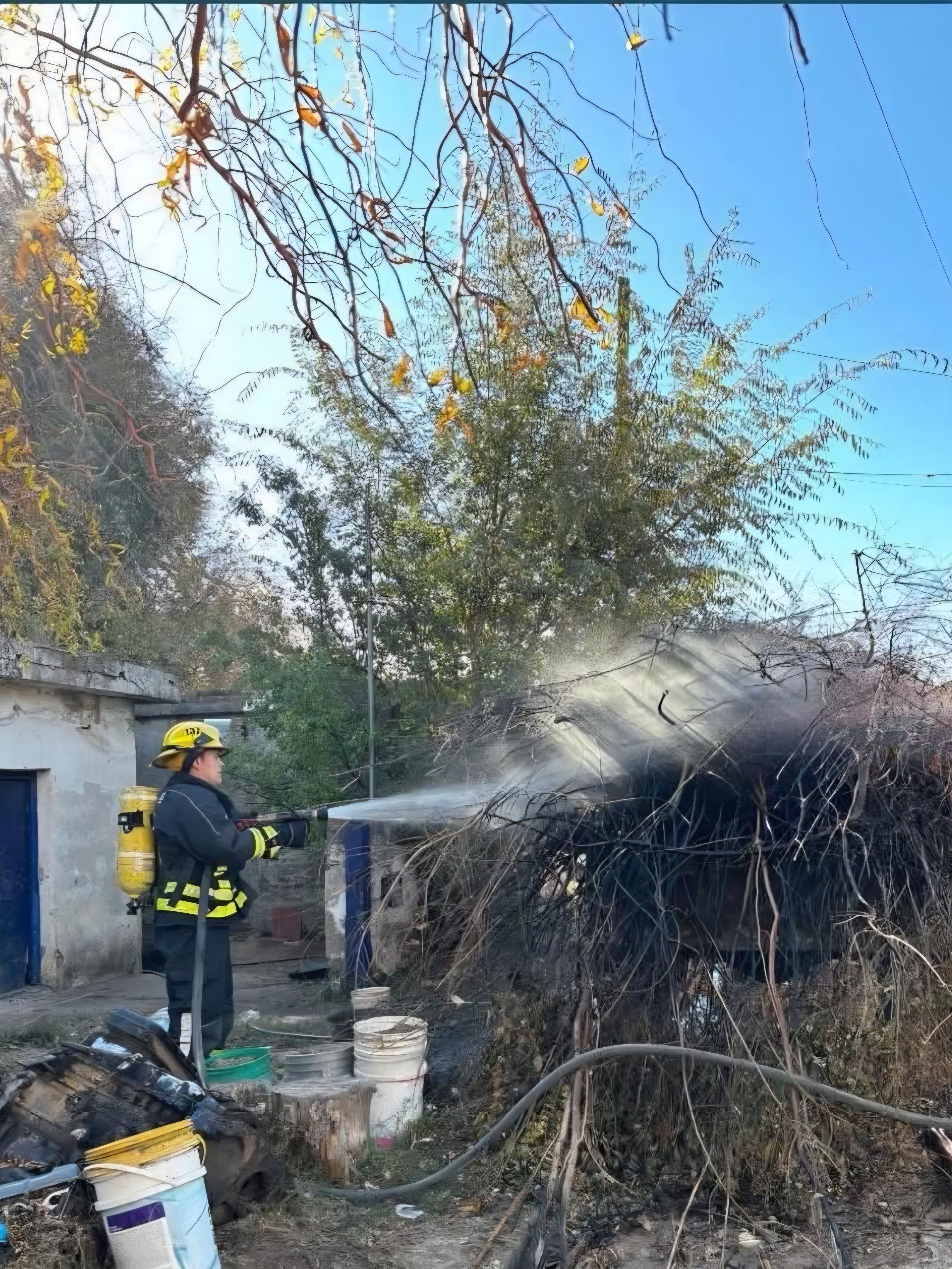 ILa Cumbre: Bomberos extinguieron el fuego iniciado en un camión que trasladaba restos de poda