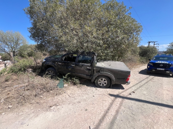 La Falda: se le rompi&oacute; una cubierta y termin&oacute; impactando contra un &aacute;rbol