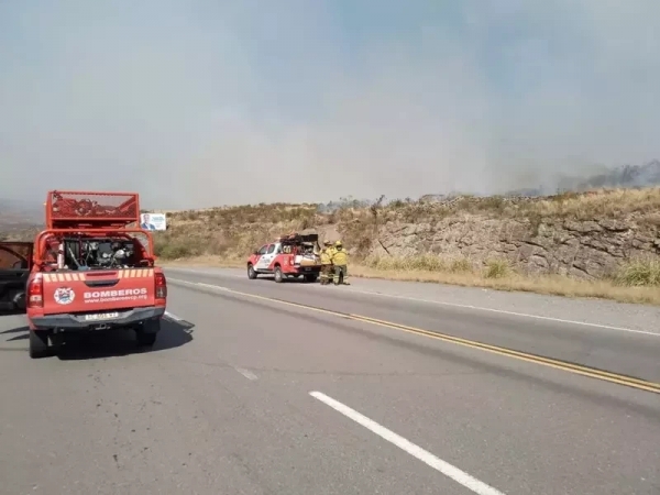 M&aacute;s de un centenar de bomberos trabajan en el incendio forestal de las Altas Cumbres