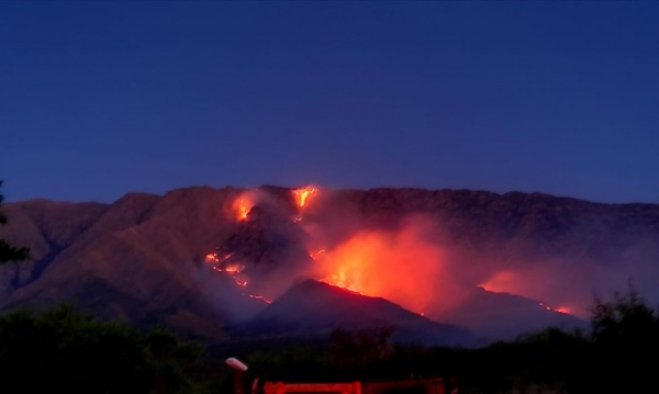 Sigue activo el incendio de alta monta&ntilde;a en cercan&iacute;as de La Paz