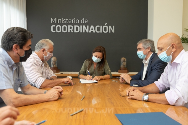 Provincia anunci&oacute; un aumento del 30% escalonado para los docentes