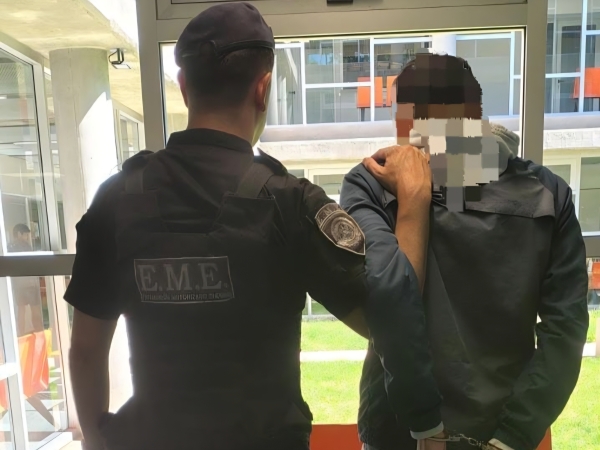 Fue a una sede de Tribunales con dos frascos con marihuana y qued&oacute; detenido