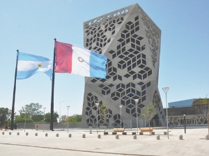 Llaryora dispuso la continuidad de la reducci&oacute;n de salarios en el Poder Ejecutivo