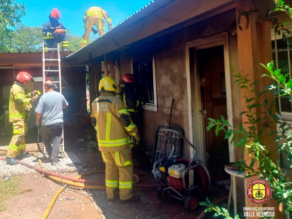 Bomberos extinguieron un incendio domiciliario en Valle Hermoso