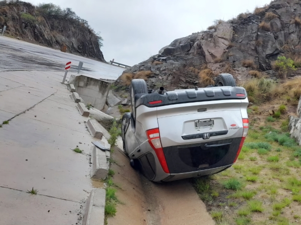 Perdi&oacute; el control del veh&iacute;culo y termin&oacute; volcando en el Camino del Cuadrado