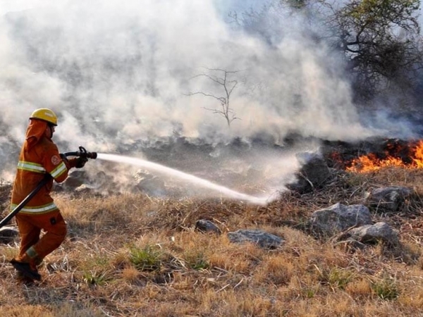 Bomberos combaten un incendio iniciado anoche en Quebrada del Condorito