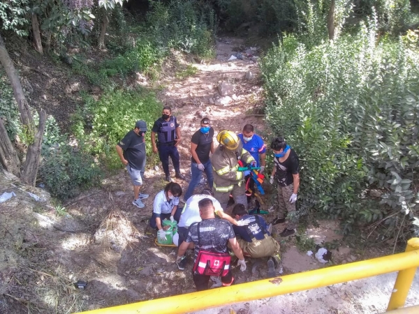 Huerta Grande: motociclista herido tras caer desde un puente