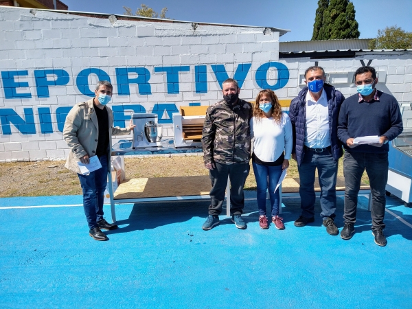 Huerta Grande: tercera entrega de materiales a micro emprendedores