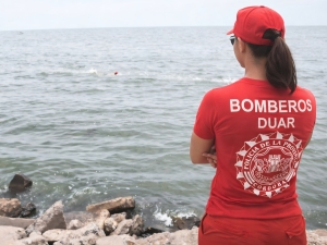 Una polic&iacute;a rescat&oacute; a una mujer que se ahogaba en el lago San Roque