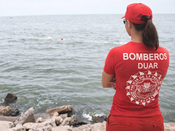 Una polic&iacute;a rescat&oacute; a una mujer que se ahogaba en el lago San Roque