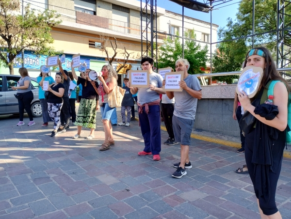Marcharon para exigir el final de la obra de la Escuela ProA en La Falda