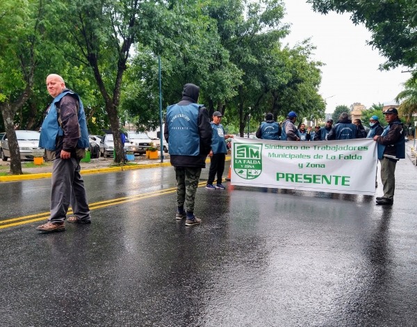 Conflicto de municipales en La Falda: Dieminger asegur&oacute; que para continuar el di&aacute;logo, debe levantarse el paro