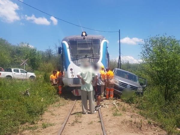 La Cumbre: choque entre el Tren de las Sierras y una camioneta