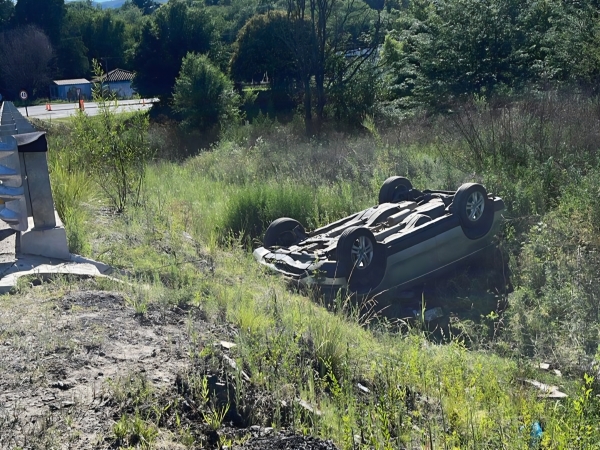 Despiste y vuelco en la Autov&iacute;a de Punilla: una familia de turistas result&oacute; ilesa