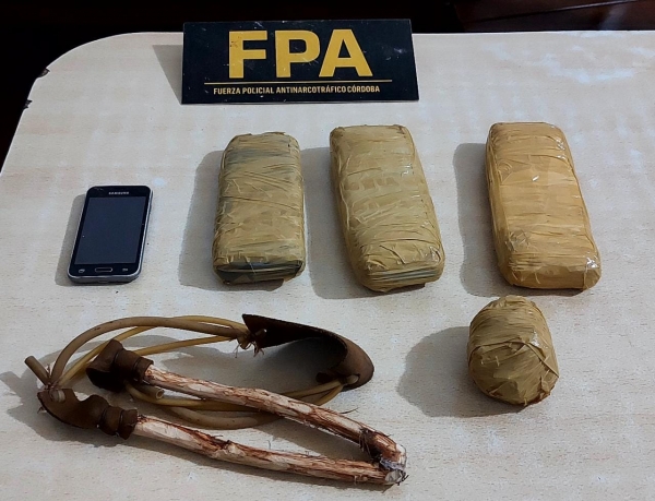 Lo detuvieron cuando intentaba arrojar drogas a la C&aacute;rcel de Cruz del Eje con una hondera