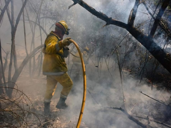 Se mantiene con actividad el incendio entre Capilla del Monte y San Marcos Sierras