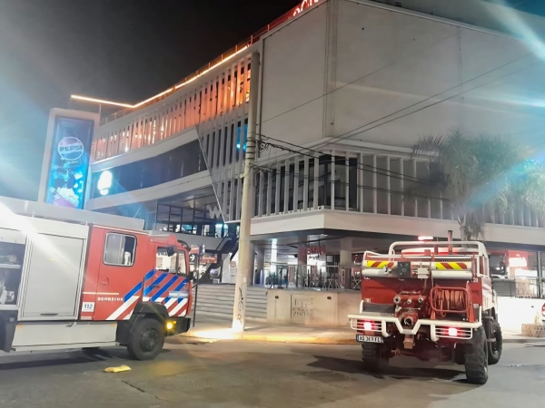 Bomberos sofocaron un incendio en un shopping de Carlos Paz