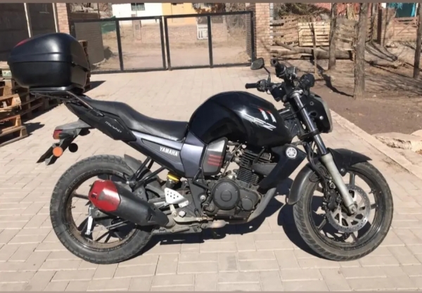 Le robaron la moto de la puerta de un boliche de La Falda y busca recuperarla