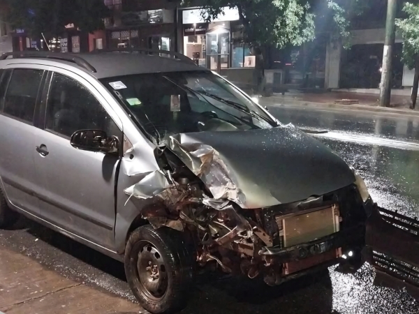 La Falda: conductor alcoholizado choc&oacute; a dos veh&iacute;culos estacionados