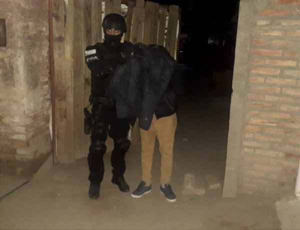 Tres hermanos detenidos por hacer delivery de drogas en Villa de Soto