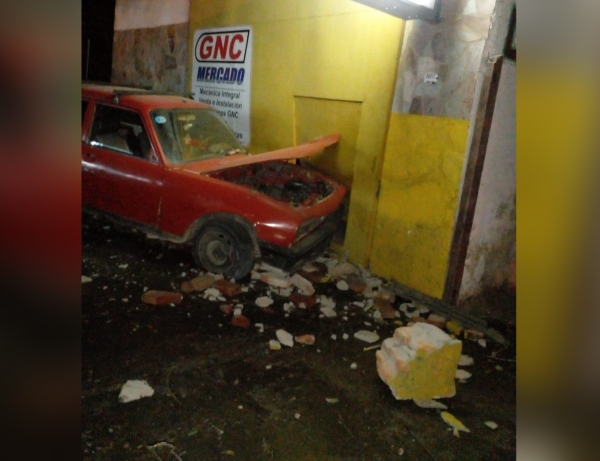 Un comerciante de La Falda exige una soluci&oacute;n luego de sufrir da&ntilde;os en su local por accidentes de tr&aacute;nsito