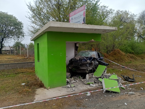 Un autom&oacute;vil choc&oacute; contra una garita municipal en la Ruta 38