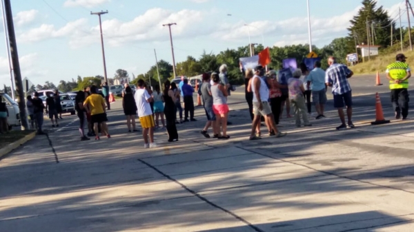 Villa Giardino: vecinos protestaron contra el puesto caminero sobre ruta 38
